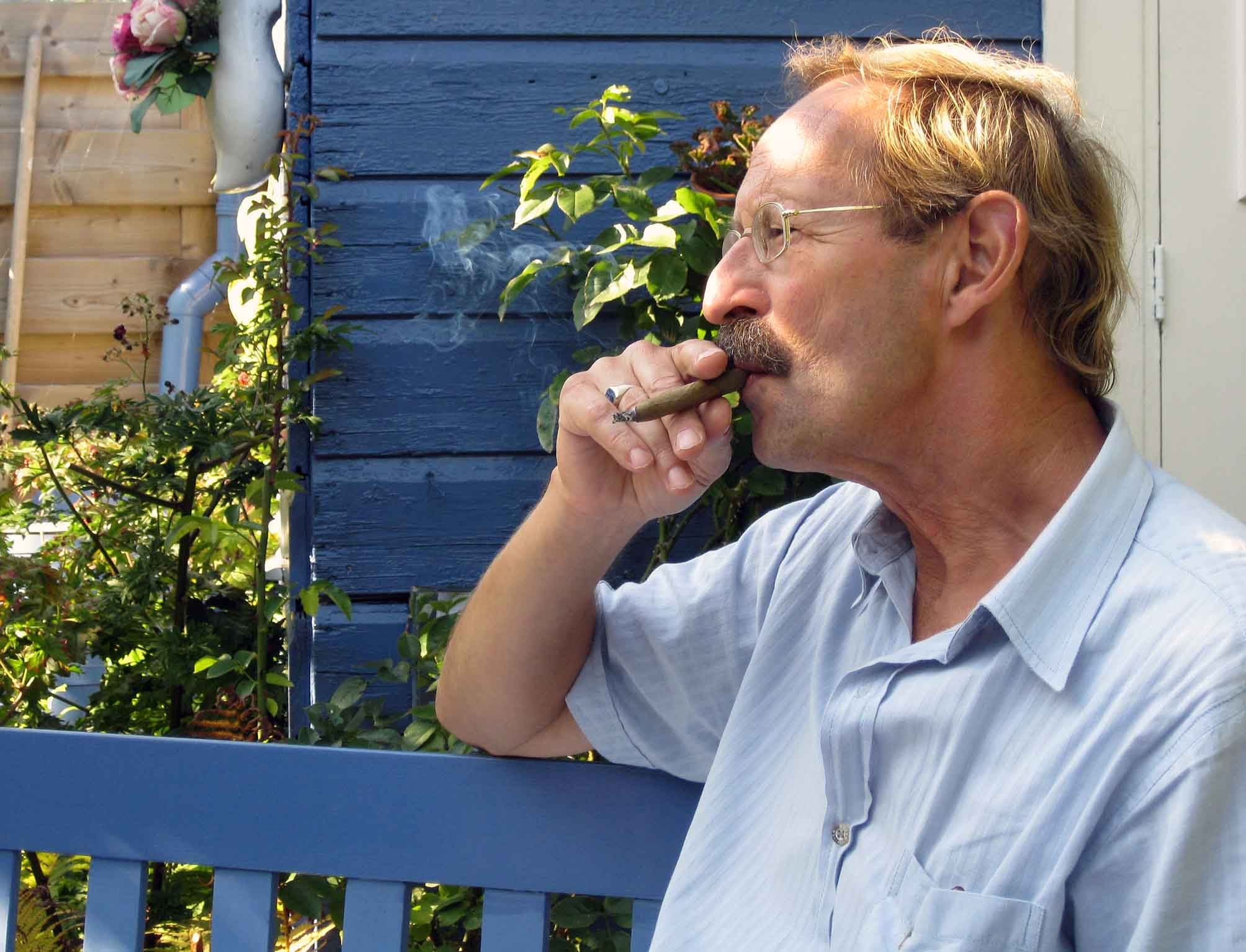 Hans en sigaar tegen schuttiing